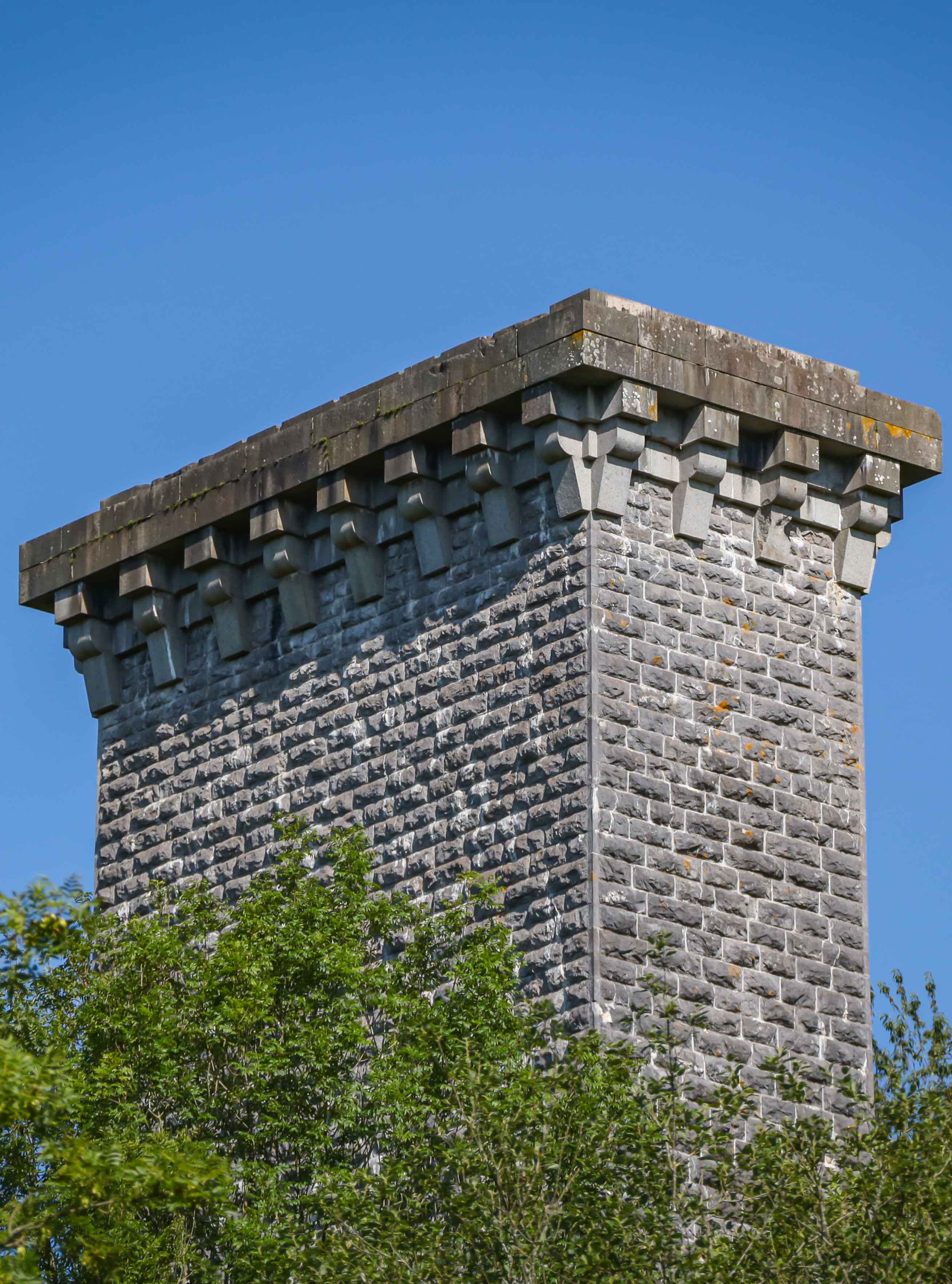 Point de vue sur l'un des piliers du viaduc de la souleuvre